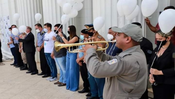 Em homenagem a policiais vítimas da covid-19, Gladson anuncia antecipação da vacina para a Segurança Pública